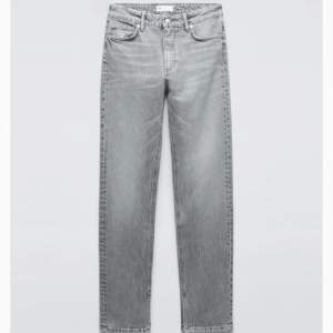 Helt oanvända jeans från zara💗 slutsålda och köptes för 400  Frakt 24kr