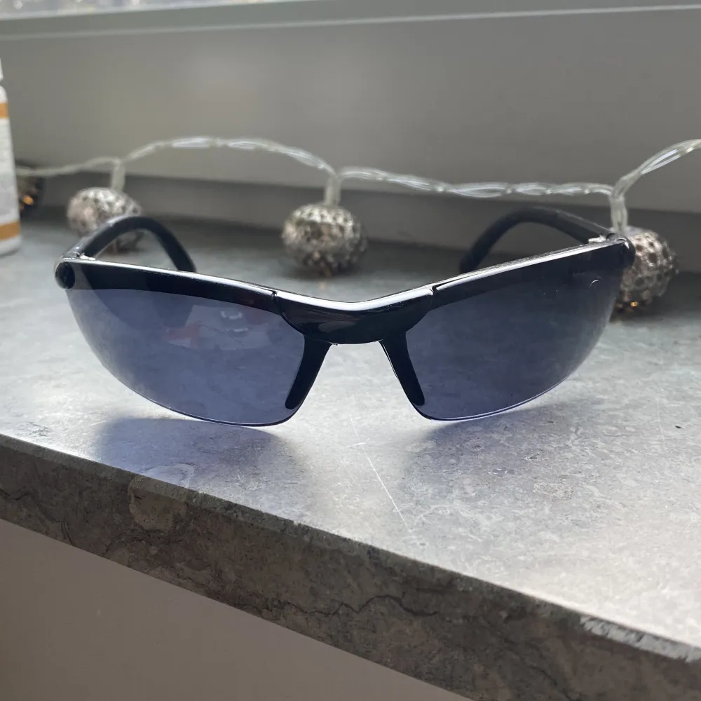 Snabba solbrillor som funkar till sport och fest! . Accessoarer.