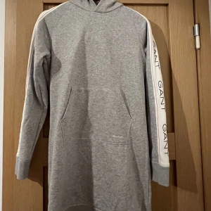 Gant Tröjor - Den gråa är en hoddie/Klänning som är helt oanvänd i storlek S, Den vita är använd bara några fåtals gånger men är som ny i storlek Xs  Pris för den gråa är 200 Pris för den vita 100  ♡