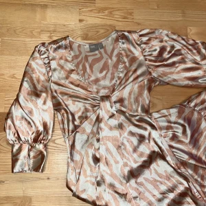 Djurmönstrad långklänning med volang i satin - Djurmönstrad långklänning i satin med puffärm och volang. Från asos ❤️❤️