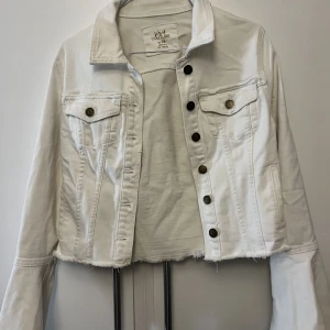 Denimjacka - Vit denimjacka med stretch, trumpetärmar. Använd 1 gång
