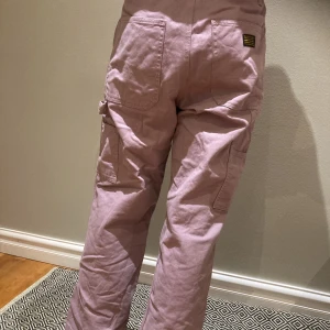 Byxor cargo rosa - Byxor twill, rosalila cargoinspirerade. 