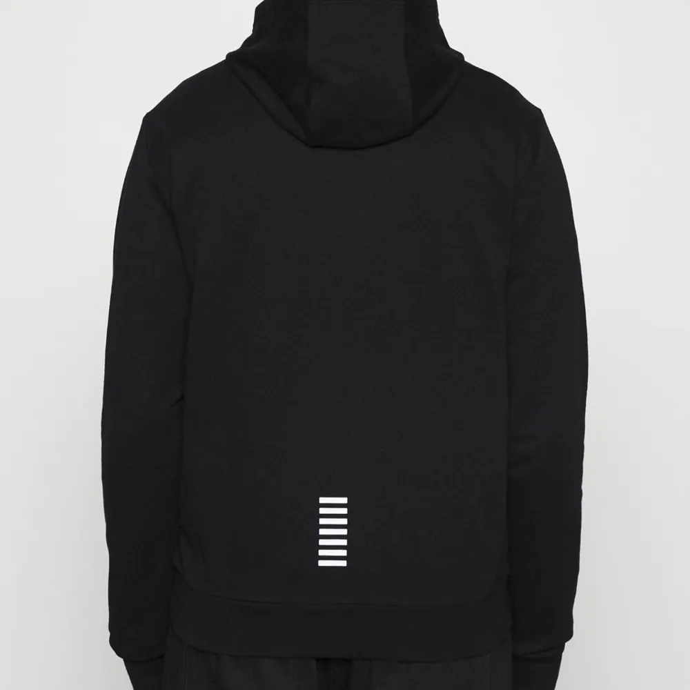 Armani hoodie som kommer ej till användning i storlek s, ny pris 1200kr . Hoodies.