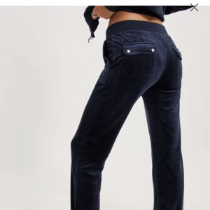 juicy couture byxor blå - Juicy Couture byxot i färgen night sky. Storlek 15-16 år men passar mig som brukar vara en xs/s. knappt använda så i fint skick.❤️kan även bytas mot ett par grå!
