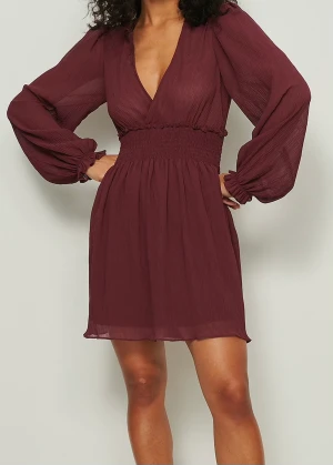 NA-KD BohoKlänning med struktur och smockdetalj (Röd) - NA-KD Boho, Röd klänning med struktur och smockdetalj. I storlek 36 men funkar för någon som har 38. Priset går att diskutera.