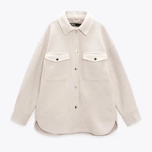 Zara kappa - Jättefin beige kappa från zara som tyvärr inte kommer till användning längre. Den är knappt använd och är i nyskick.