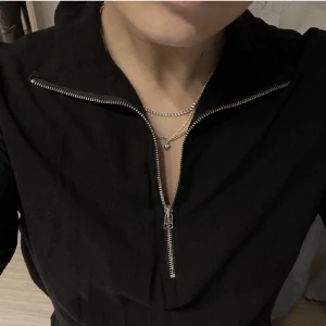 Svart linne tröja  - En svart tröja i linne matrial från weekday, Tunn och skön på sommaren inte genomskinlig💓