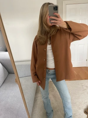Jacka - Superfin beige/brun jacka perfekt nu till våren, kan även stylas med skärp till men jag har valt att ha utan också❤️🌸
