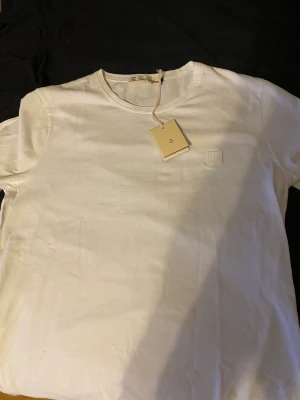 Märkes t-shirt - Säljer en the blue uniform t-shirt som är oanvänd med lappen kvar som på bilden! Storleken är S men jag har medium på shirts å den passade mig