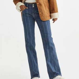 H&M low Rise bootcut jeans. Superfina H&M jeans! Väldigt bra skick, använda ca 2 gånger. Helt slutsålda online! Har du några frågor? Skriv gärna! 🥰🥰
