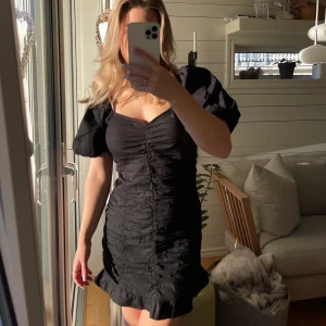 Svart klänning med puffärmar - Superfin tajt klänning med puffärmar. Passar till året om. Använd en gång. Men säljer eftersom den inte används längre då den är något för stor för mig tyvärr. Nypris: 450kr. Säljer för 200kr. 