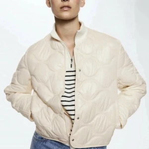 Mango jacka  - Använd men i bra skick 💕 köpte för 3 månader sen ungefär! Jätte liten i storlek sp passar mig som vanligtvis har xs/s eller m! De finns ganska synliga fläckar och sånt men de borde gå bort i tvätt