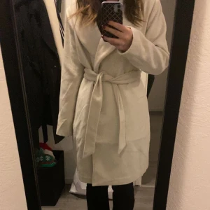 Beige Kappa  - Säljer nu min oanvända, jättefina beiga kappa som inte har kommit till användning . Jag fick den i present för några dagar sen o den är i nyskick ! Den köptes på bikbok för 900kr och säljs för 400kr