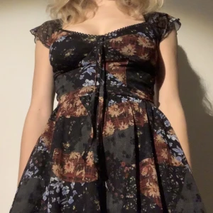 Klänning  - Patchworkklänning i mesh från Urban Outfitters. Fina detaljer. Den är kort och har, förmodligen av den anledningen, shorts under kjolen. 