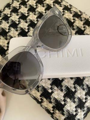 Säljer mina så fina chimi solglasögon, 08 Grey!! Säljer då jag inte använder dom och har bara använt fåtal gånger❤️Även kvittot kvar!