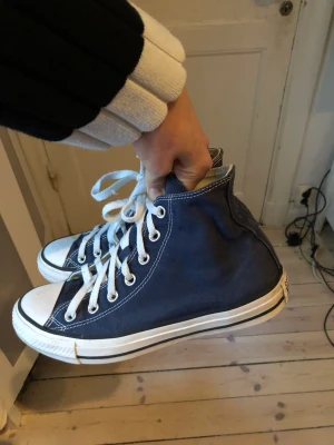 Converse - Marinblå converse i bra skick, strl 39