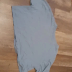 Tröjor - Super sick första bild st XS andra st S Öppen i rygg ska knytas med banden  70 för båda