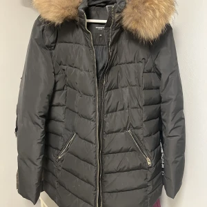 ROCKANDBLUE dunjacka  - Säljer en dunjacka från ROCKANDBLUE Sweden, i storlek 40.   Finns två innerfickor, dragkedja vid ärmen.  Pris kan diskuteras.  Frakt tillkommer. 