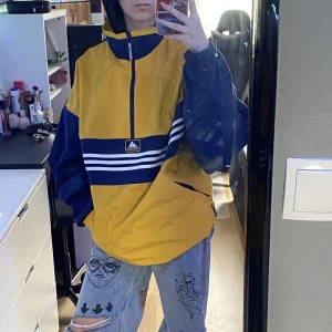 adidas windbreaker - retro jacka från 2000-talet. unik. det är en windbreaker jacka. storlek xl (jackan är väldigt stor på mig, på bilden är den bakdragen)
