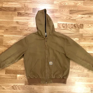 Carhartt WIP Work Jacka i beige färg  - Säljer denna knappt använda Carhartt arbetsjacka. Kvaliteten av jackan är sjukt bra och den är gjord i superheavy canvas. Fordringen på insidan är thermal, vilket innebär att jackan är ordentligt varm. Den är bra skick och köpte för 1900kr.  