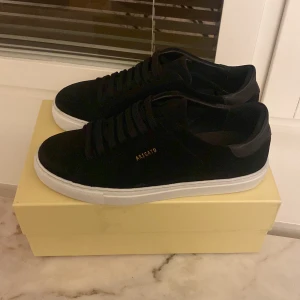 axel arigato - Säljer mina helt nya axel arigato skor på grund av att de är för små, de är strl 39 men passar bättre 38, priset kan diskuteras vid snabb affär 