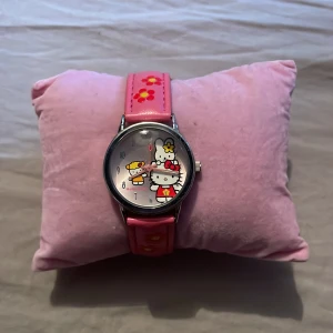 Barnklocka  - Barn klocka med hello Kitty. Behöver ett nytt batteri