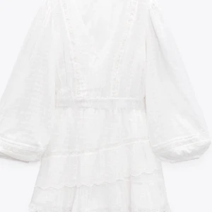 Zara klänning - Säljer denna helt nya slutsålda zara klänningen i storlek M med lapparna kvar, endast testad☺️