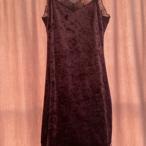 Sammets klänning - Kort mörk lila sammets klänning. Använt 2 gånger 