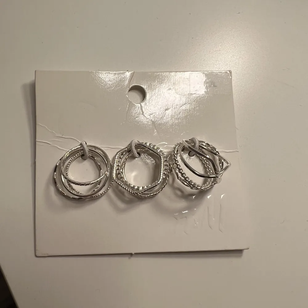 Silverringar från HM. Aldrig använda då de är för stora för mig. Ingen ring har tappat färg och tror inte HMs ringar brukar det. . Accessoarer.