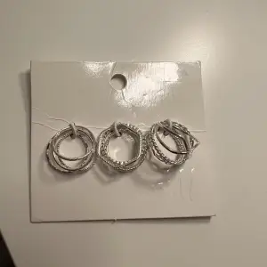 Silverringar från HM. Aldrig använda då de är för stora för mig. Ingen ring har tappat färg och tror inte HMs ringar brukar det. 