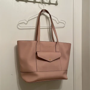 Marc Jacobs väska  - Rosa Marc Jacobs väska med guldiga detaljer och röd insida. Använt skick och fläckar insidan av väskan, därav pris. 