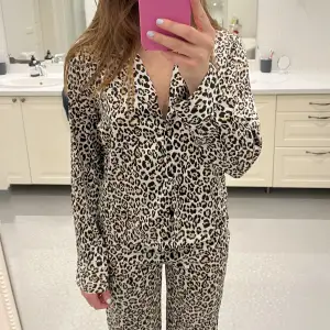 Leopardmönstrad pyjamas från bikbok i satin material. Jätteskön, använd fåtal gånger! 