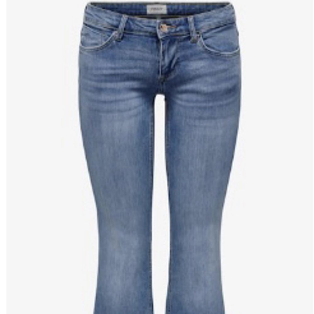 Lågmidjade bootcut jeans som är totalt slutsålda 😍😍. Jeans & Byxor.