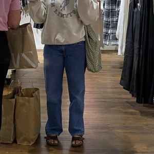 Lågmidjade jeans  - Arrow low jeansen från weekday! 