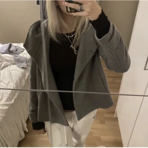 Snygg kappa från Zara🥰 - En snygg kappa i grått från Zara🥰. Bilderna är lånade från tidigare ägare. Jackan är i storlek M men skulle säga att den passar S också.