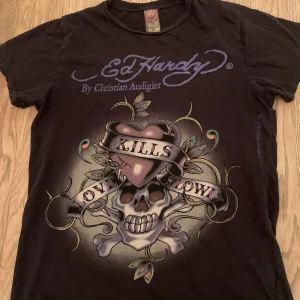Ed hardy t-shirt - Jag säljer en av mina favorit t-shirtar för att den inte riktigt är min stil längre! Jag köpte den för 400! Den har en liten fläck på texten som knappt syns. Skriv dm om ni har frågor!🤗