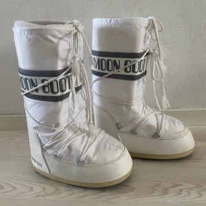 Moonboots  - Vita höga moonboots, köpt här på Plick, aldrig använda av mig då dom tyvärr var lite för stora💗 fint skick, väldigt fina, lite lätt smutsiga därav priset💓
