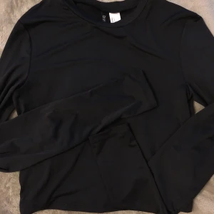 Topp - Basic svart tröja/topp från hm i storlek S 40 kr