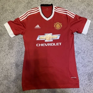 Manchester United Fotbollströja - Manchester United tröja från 2015/2016 säsongen. Tröjan är använd men är i bra skick och äkta. Pris kan diskuteras.