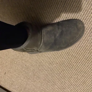 Uggs - Låga Uggs storlek 38, är lite missfärgade men inte trasiga nånstans.