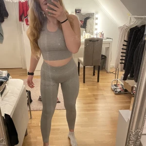 Träning - Säljer nu detta fina setet som är köpt på Gekås för ett tag sedan men aldrig kommit till användning så det är som nytt!💓byxorna är i storlek S och toppen i storlek M. Båda köps för 175kr. Hör av er om ni är intresserade! Frakt tillkommer💓 