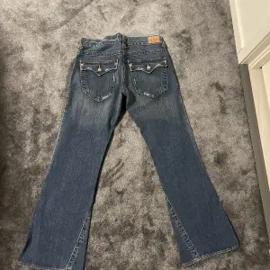 Bootcut Guess jeans.