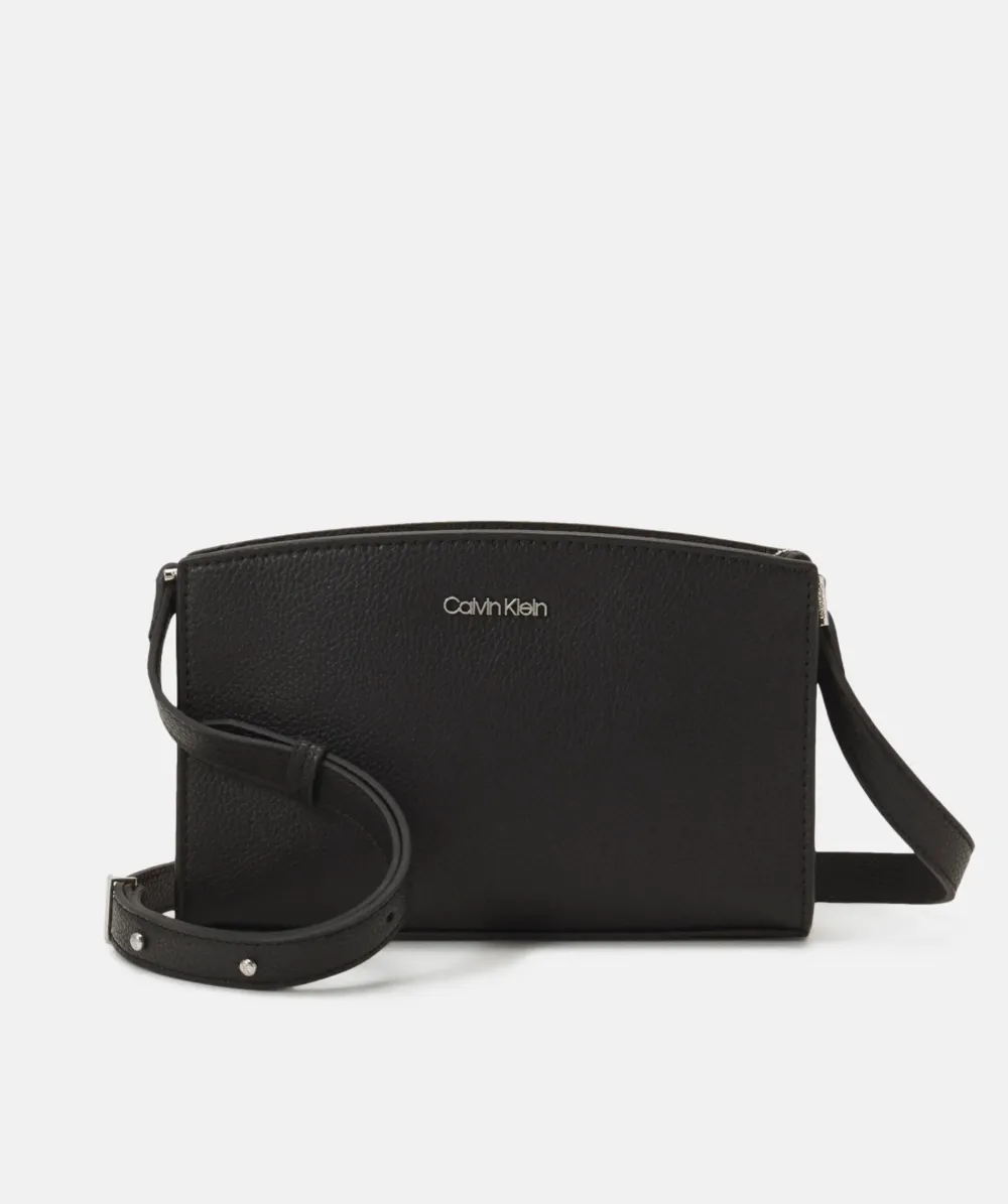 Helt ny oanvänd Calvin Klein väska!  Nypris ca: 1000 Jag säljer för: 800 Höjd: 14 cm i storlek  Längd: 22 cm  Vidd: 4 cm i . Väskor.