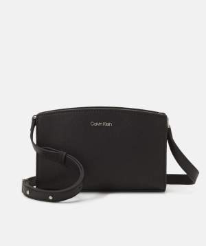 Helt ny oanvänd Calvin Klein väska!  Nypris ca: 1000 Jag säljer för: 800 Höjd: 14 cm i storlek  Längd: 22 cm  Vidd: 4 cm i 