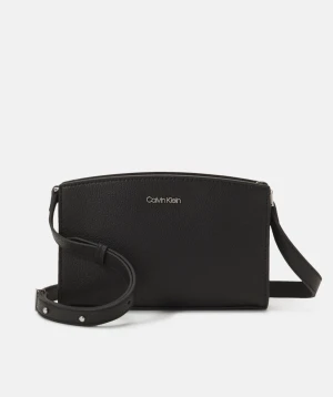 Calvin Klein Axelremsväska  - Helt ny oanvänd Calvin Klein väska!  Nypris ca: 1000 Jag säljer för: 800 Höjd: 14 cm i storlek  Längd: 22 cm  Vidd: 4 cm i 