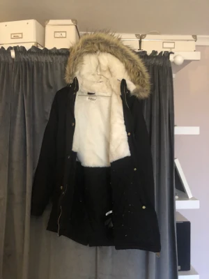 Mysig varm jacka - En varm jacka, mysig på insidan o gurldetaljer. Väldigt bra kvalite, nästan inget använd.