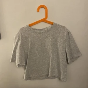 Magtröja  - Magtröja i storlek l men som även passar m och s utan problem. Köptes för 159 kr och säljer nu för 40 spänn💞. 