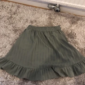 Grön Kjol - Denna kjol är i fint skick, köpt på NAKD 