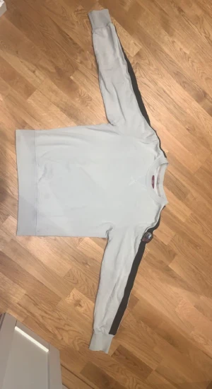 PJS Armstrong Sweatshirt Stl:S - Säljer min Parajumpers tröja för att jag inte använder den längre.  Såklart så är den äkta och kan bevisas via ”Certilogo”. Skicket är 8/10, använd fåtal gånger och nypriset ligger runt 2000kr