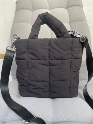 Quiltad väska  - En jättefin quiltad väska från PULL&BEAR, använde fåtal gånger.